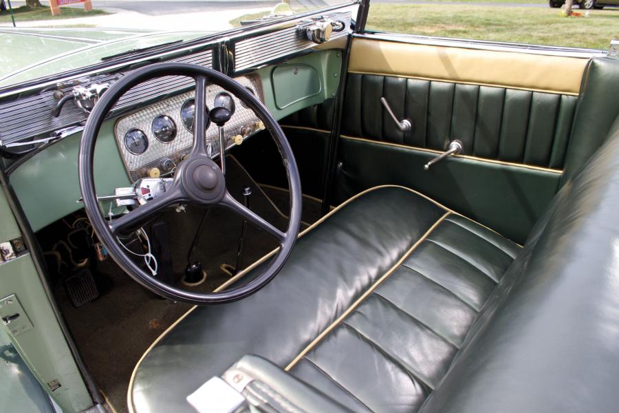 Торпедо Auburn 8-105 Salon Dual Ratio Convertible Sedan 1933 года  (фото 21 из 48)